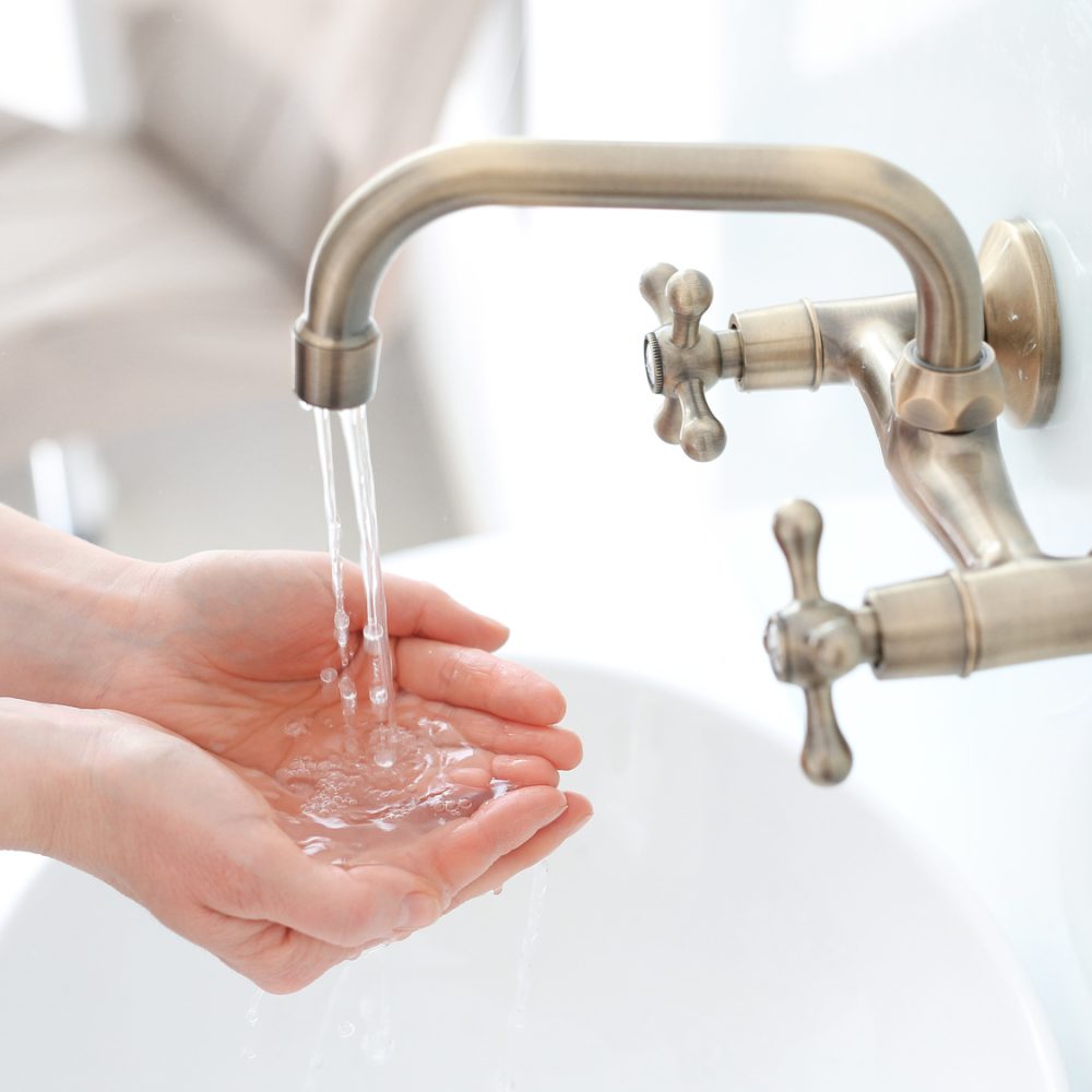 Mycie rąk. Kobieta płucze dłonie pod wodą